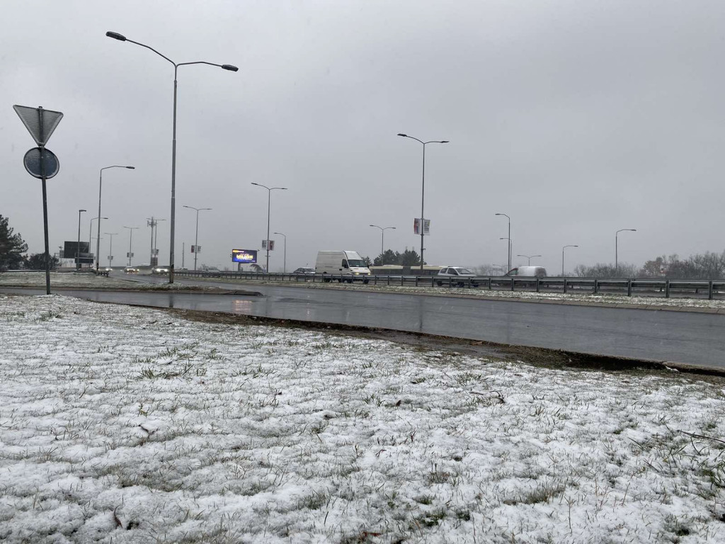 Sneg, magla i poledica na nekim putnim pravcima