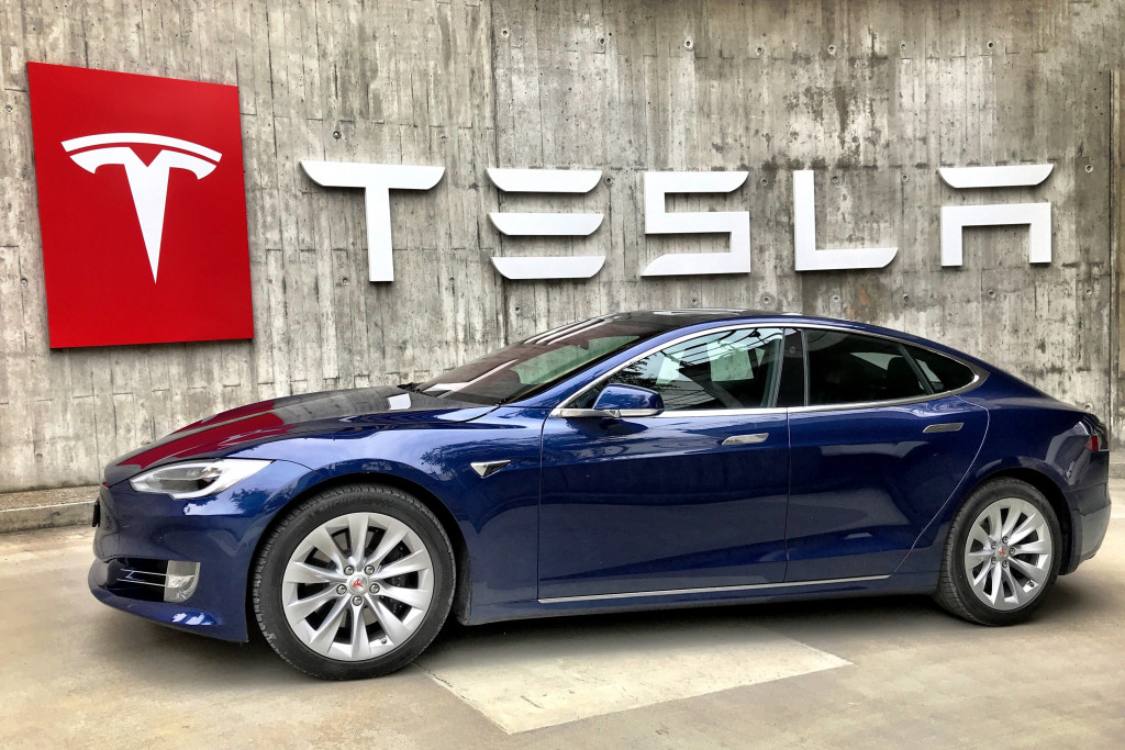 Tesla povlači 200.000 vozila sa tržišta Amerike