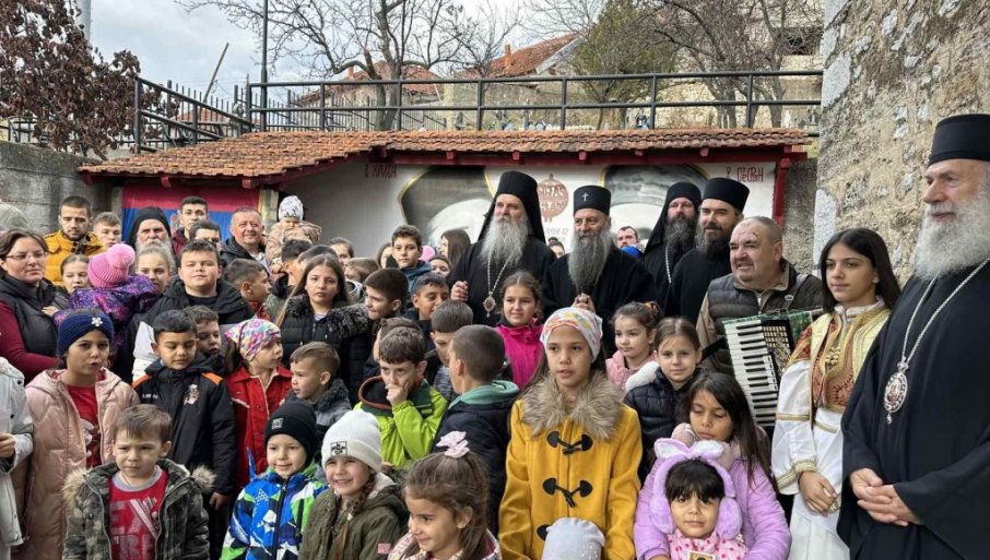 PATRIJARH SRPSKI PORFIRIJE POSETIO ORAHOVAC: Njegovu svetost dočekala pevačica Pavlina Radovanović (FOTO)