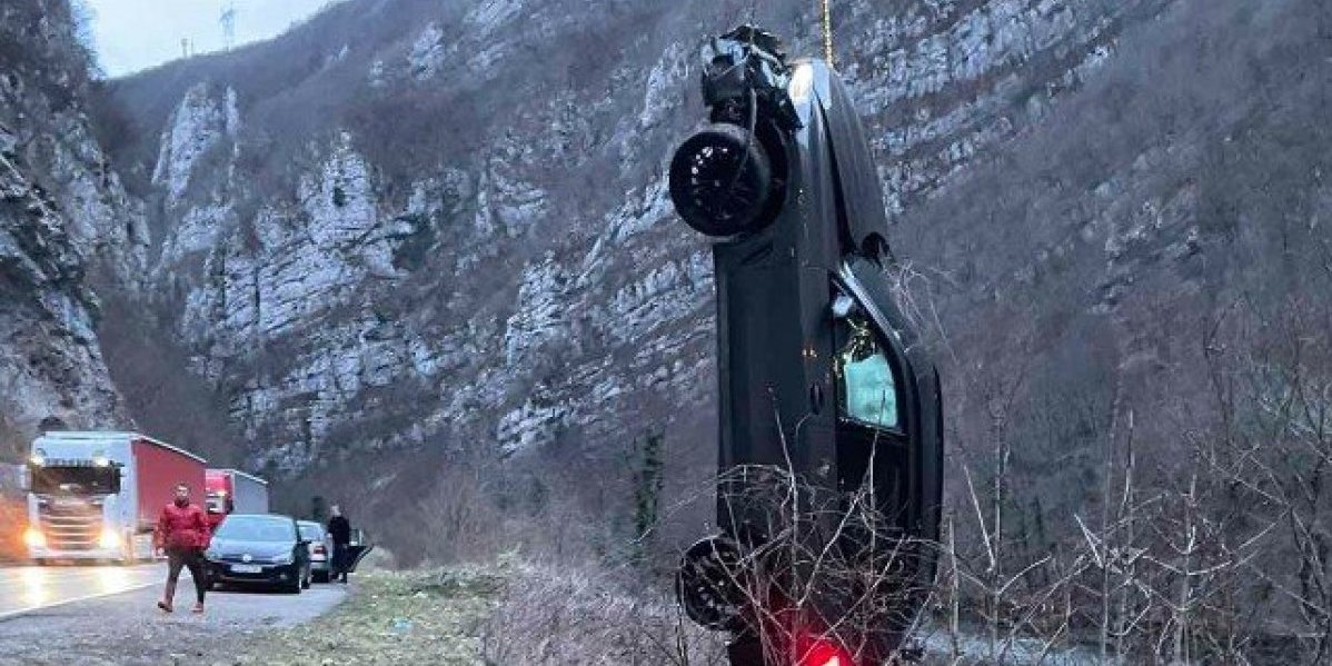 Izvlačenja automobila iz kanjona reke Vrbas: Sleteo bračni par sa troje dece (FOTO)