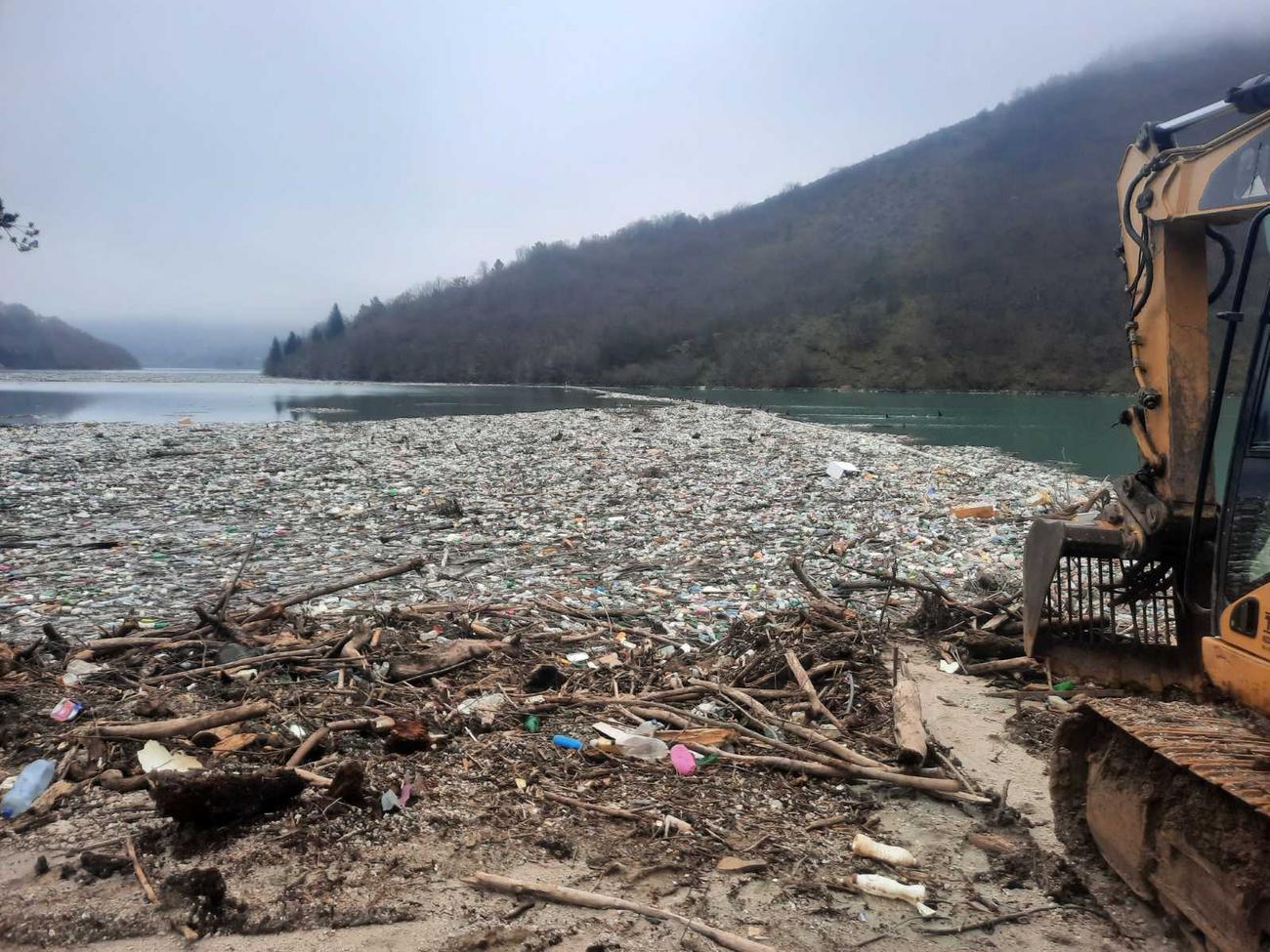 Smeće preplavilo reku Lim, najkritičnija tačka Potpećko jezero