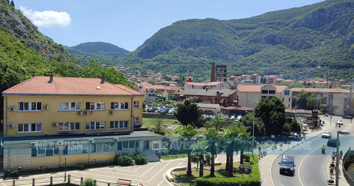 Grad u Crnoj Gori dobio novi kružni tok, svi su zbunjeni (FOTO)