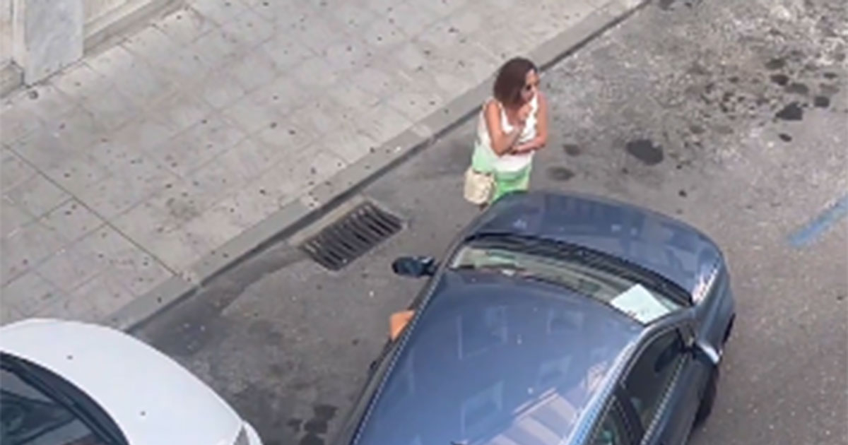 Žena čuvala parking mjesto, drugi vozač je izgurao autom (VIDEO)