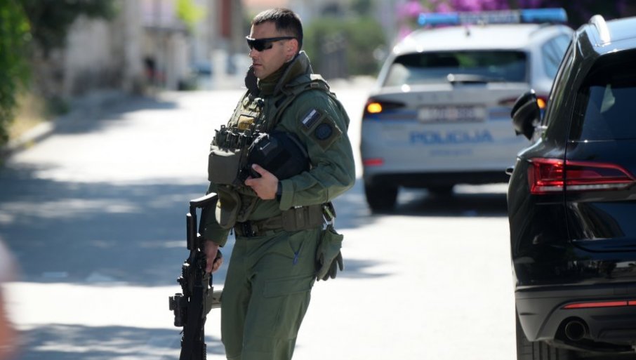 Prvo pušten, pa onda ponovo uhapšen i odveden u sud pod jakom zaštitom