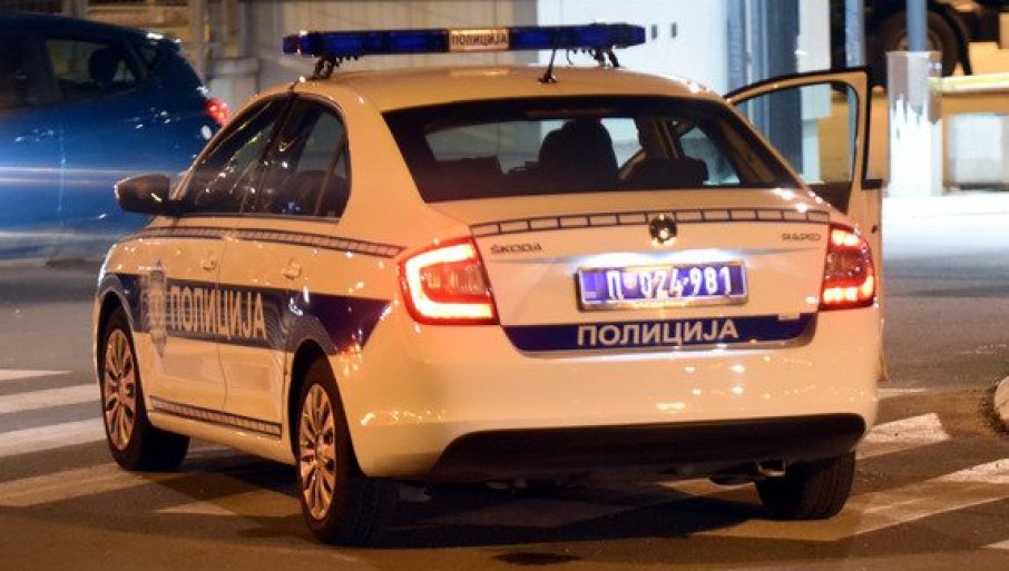 Deset policijskih vozila juri za jednim automobilom