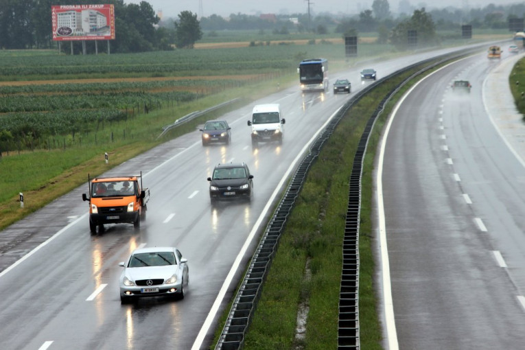 HITNO UPOZORENJE AUTO-MOTO SAVEZA! Vozači obratite pažnju na MOKRE KOLOVOZE!