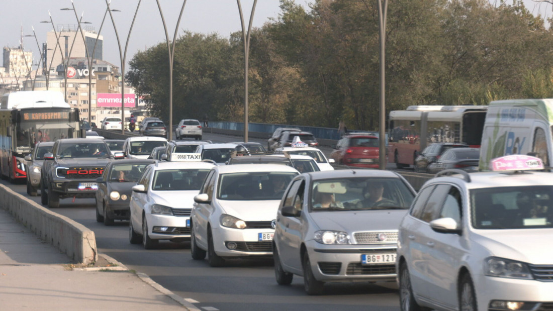 Promenljivi uslovi za vožnju, oprez zbog mokrih kolovoza i poledice