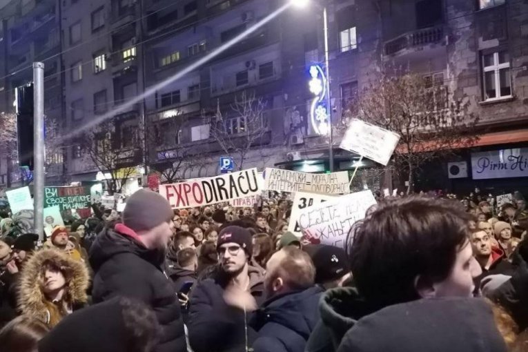 OVAKO JE IZGLEDAO „STUDENTSKI“ PROTEST ISPRED ZGRADE RTS! Gužvu pravili poznati opozicionari koji odavno NEMAJU PRAVO NA INDEKS